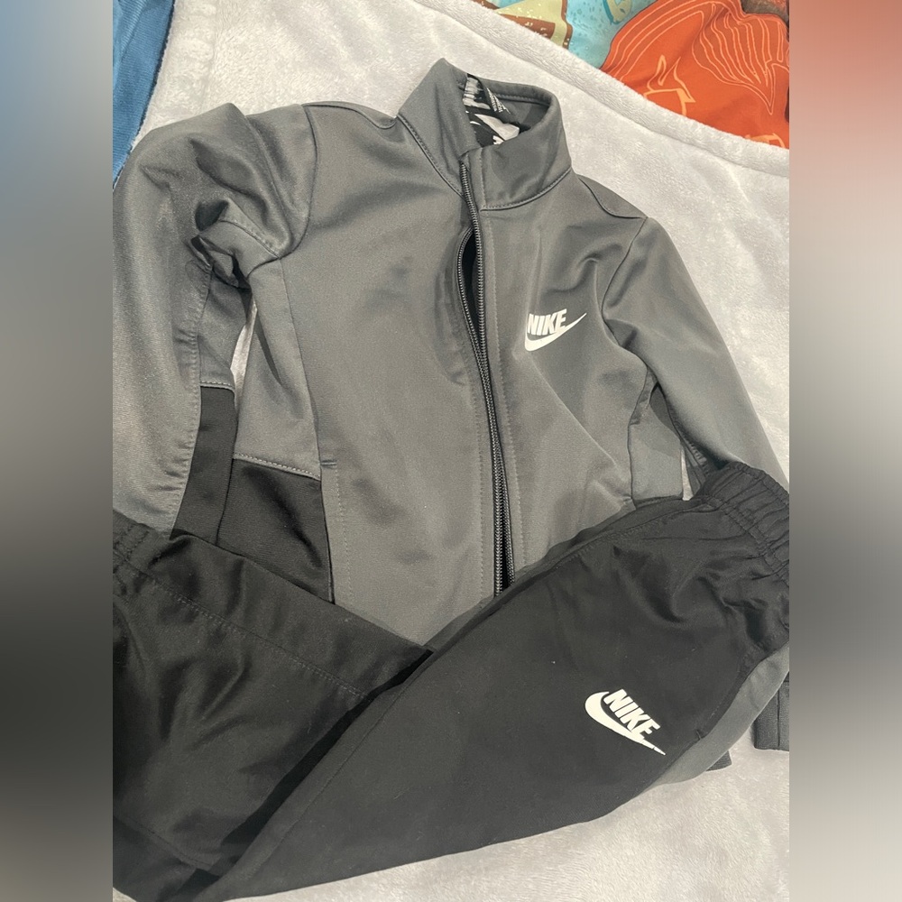 Nike Boys 3T Jogger suit